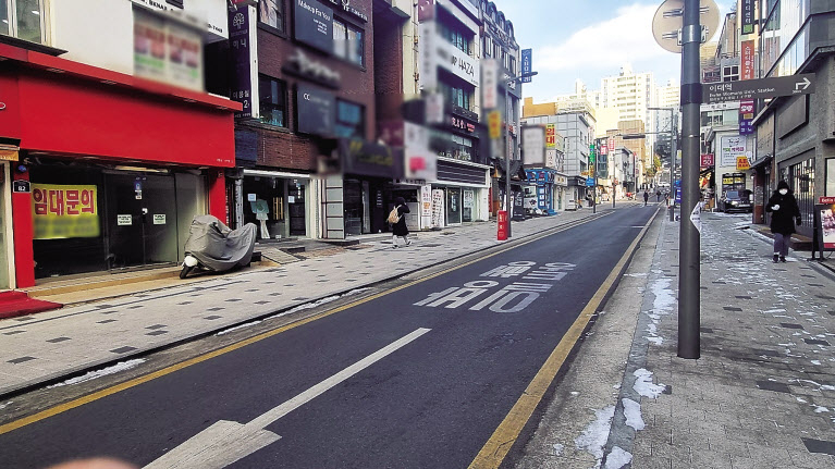 지난 5일 오후 서울 서대문구 이화여대 정문 근처 상점들. 사진 속 거리 상점 8곳에 ‘임대문의’ 팻말이 붙어있다. 김빛나 기자