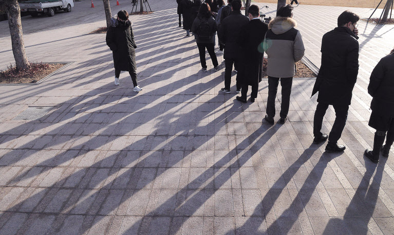 국내 신종 코로나바이러스 감염증(코로나19) 오미크론 확산으로 인해 신규 확진자 수가 연일 폭증하고 있다. 7일 오전 서울시 중구 서울광장 임시선별검사소 앞에서 시민들이 검사를 받기 위해 대기하고 있다. 정부는 재택치료 환자를 60세 이상 등 집중관리군과 일반관리군 환자로 분류해 집중관리군 환자를 중심으로 건강 모니터링을 하기로 했다. 박해묵 기자