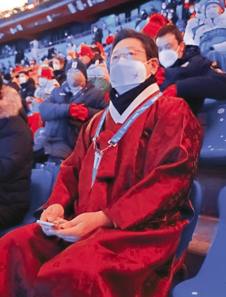 황희 문화체육관광부 장관이 4일 오후 중국 베이징 국립경기장에서 열린 2022 베이징 동계올림픽 개회식에 한복을 입고 참석해 있다. [연합]