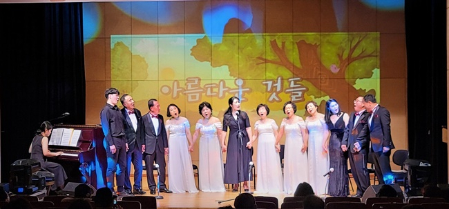 강진 영랑예술학교 수강생들이 공연을 하고 있다. [강진군 제공]