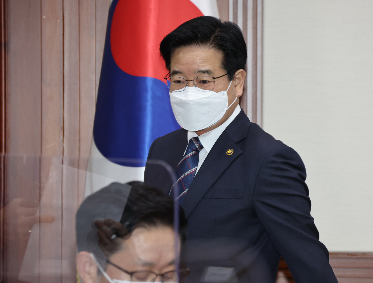 김창룡 경찰청장이 7일 서면으로 진행된 기자간담회에서 여당에서 추진 중인 사이버안보기본법과 관련해 “특정 부처가 주도권을 갖고 대응하는 체계보다는 각 부처 간 긴밀한 협업이 가능하도록 국무총리실에 사이버안보 의사결정·집행기구를 설치, 운영하는 것이 필요하다”고 입장을 밝혔다. 지난달 20일 김 청장이 정부서울청사에서 열린 국정현안점검조정회의에 참석하는 모습. [연합]
