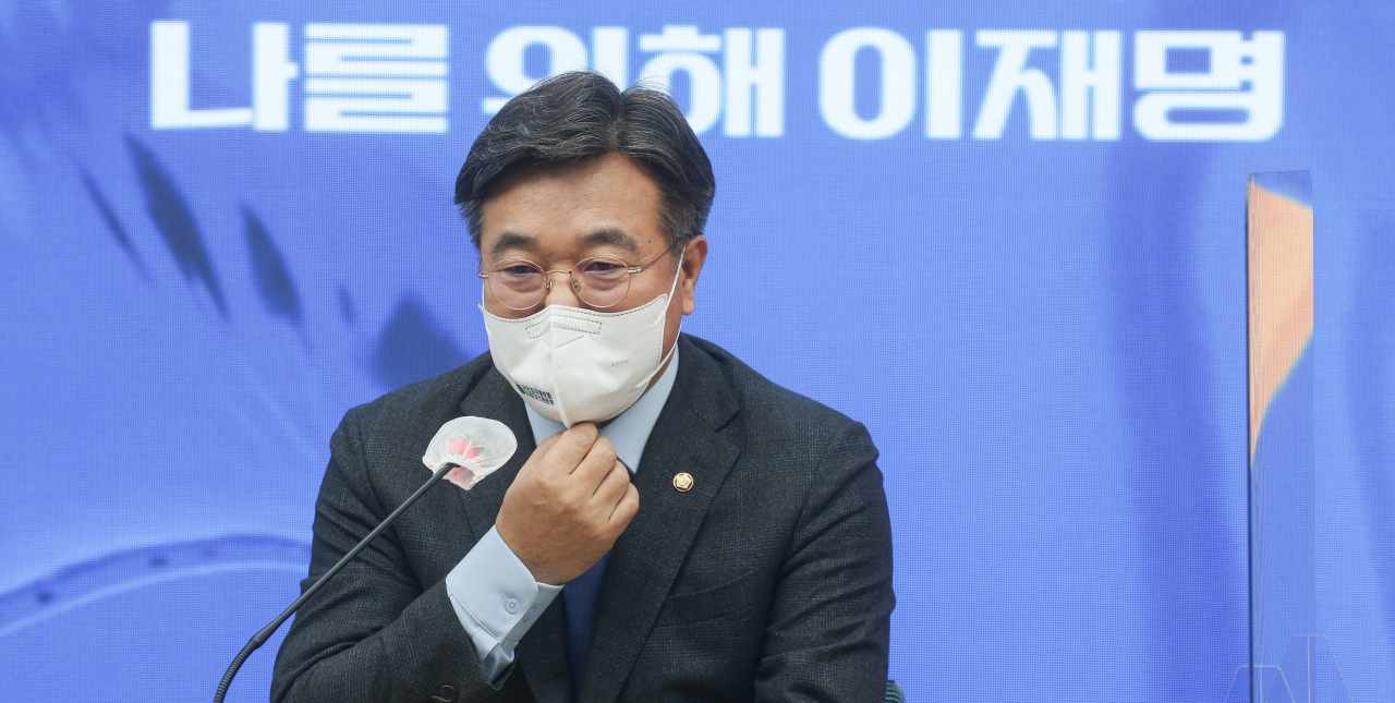 더불어민주당 윤호중 공동선대위원장이 7일 서울 여의도 중앙당사에서 열린 선거대책위원회 본부장단회의에서 마스크를 만지고 있다. [연합]