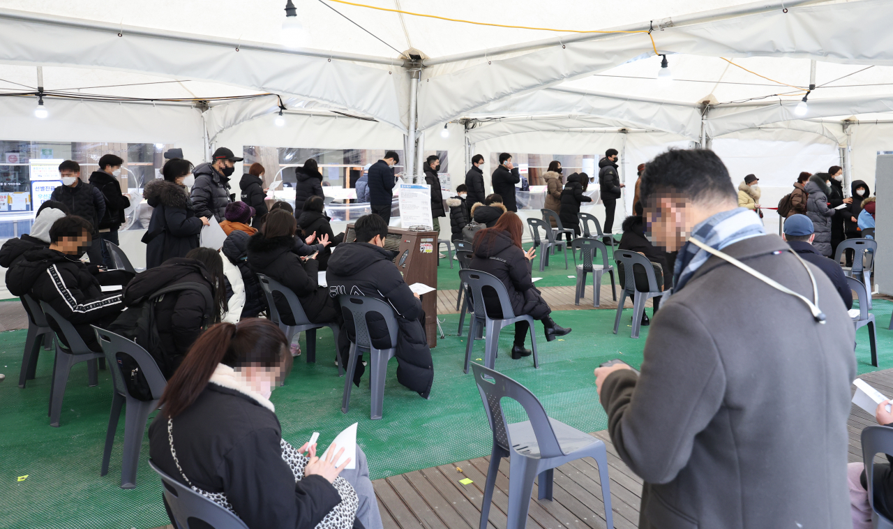 서울의 신종 코로나바이러스 감염증(코로나19) 신규 확진자가 6888명을 기록한 7일 오전 서울 송파구보건소 선별진료소를 찾은 시민들이 신속항원검사를 한 뒤 결과를 기다리고 있다. [연합]
