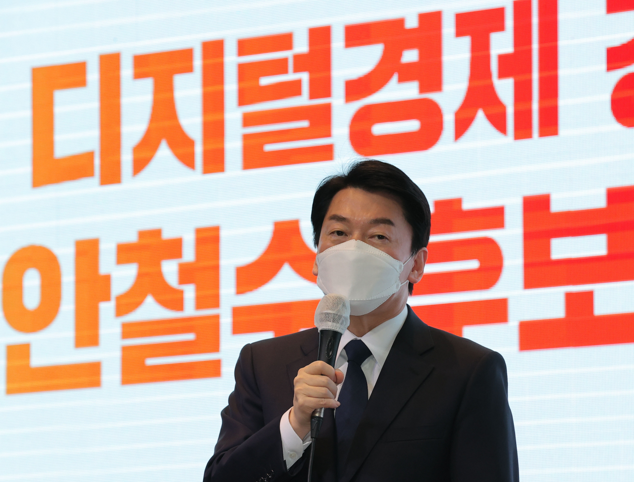 안철수 국민의당 대선후보가 7일 오전 서울 글래드 여의도 호텔에서 열린 ‘G3 디지털경제 강국 도약을 위한 정책간담회’에 참석해 인사말을 하고 있다. [이상섭 기자]