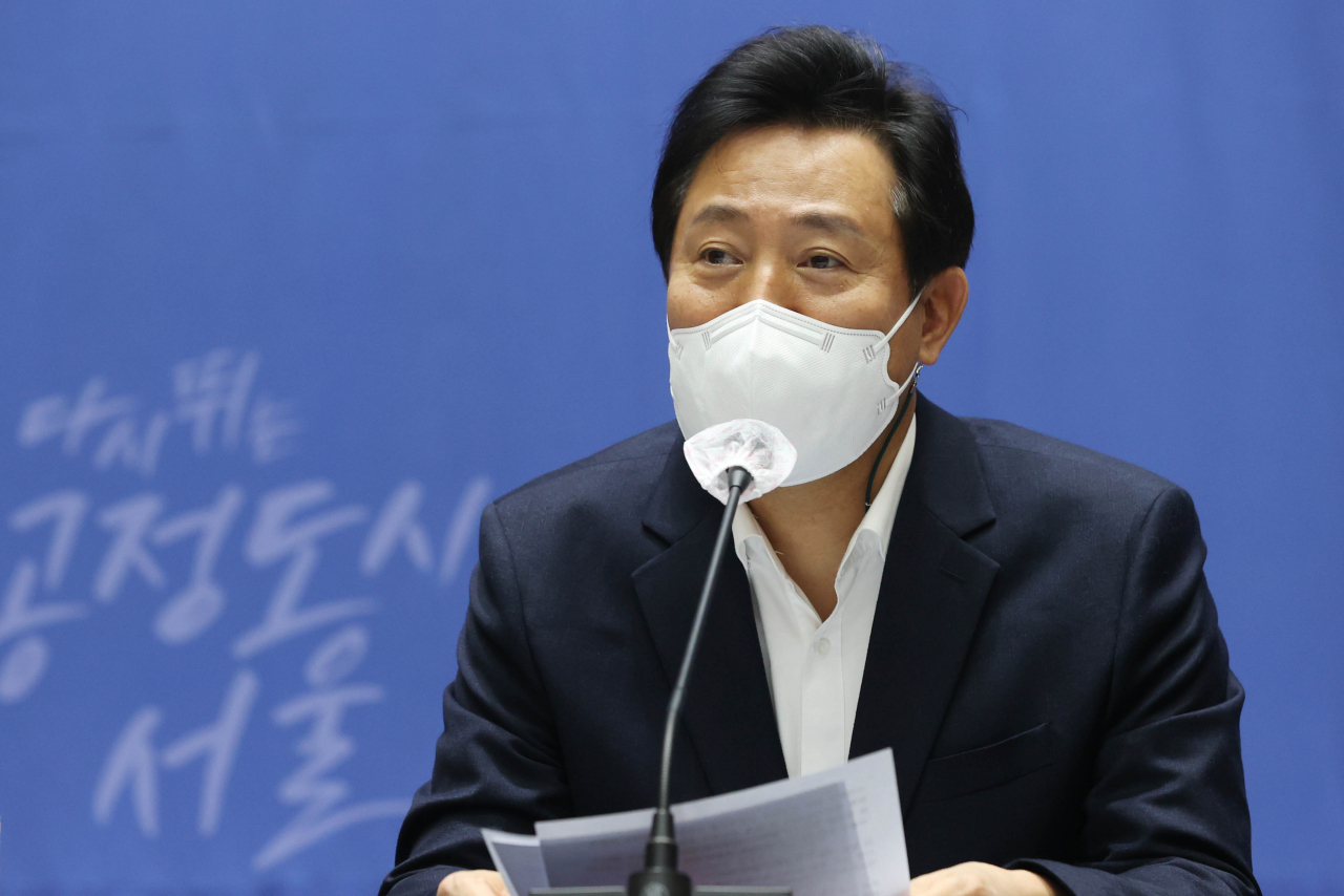 오세훈 서울시장은 이재명 더불어민주당 대통령 후보의 배우자인 김혜경씨의 ‘과잉 의전’ 논란과 관련해 “타산지석으로 삼아 서울시에서는 실수가 나오지 않도록 하겠다”고 밝혔다. 사진은 오세훈 서울시장이 7일 오전 서울시청에서 출입기자단과 신년간담회를 하고 있는 모습. [서울시 제공]