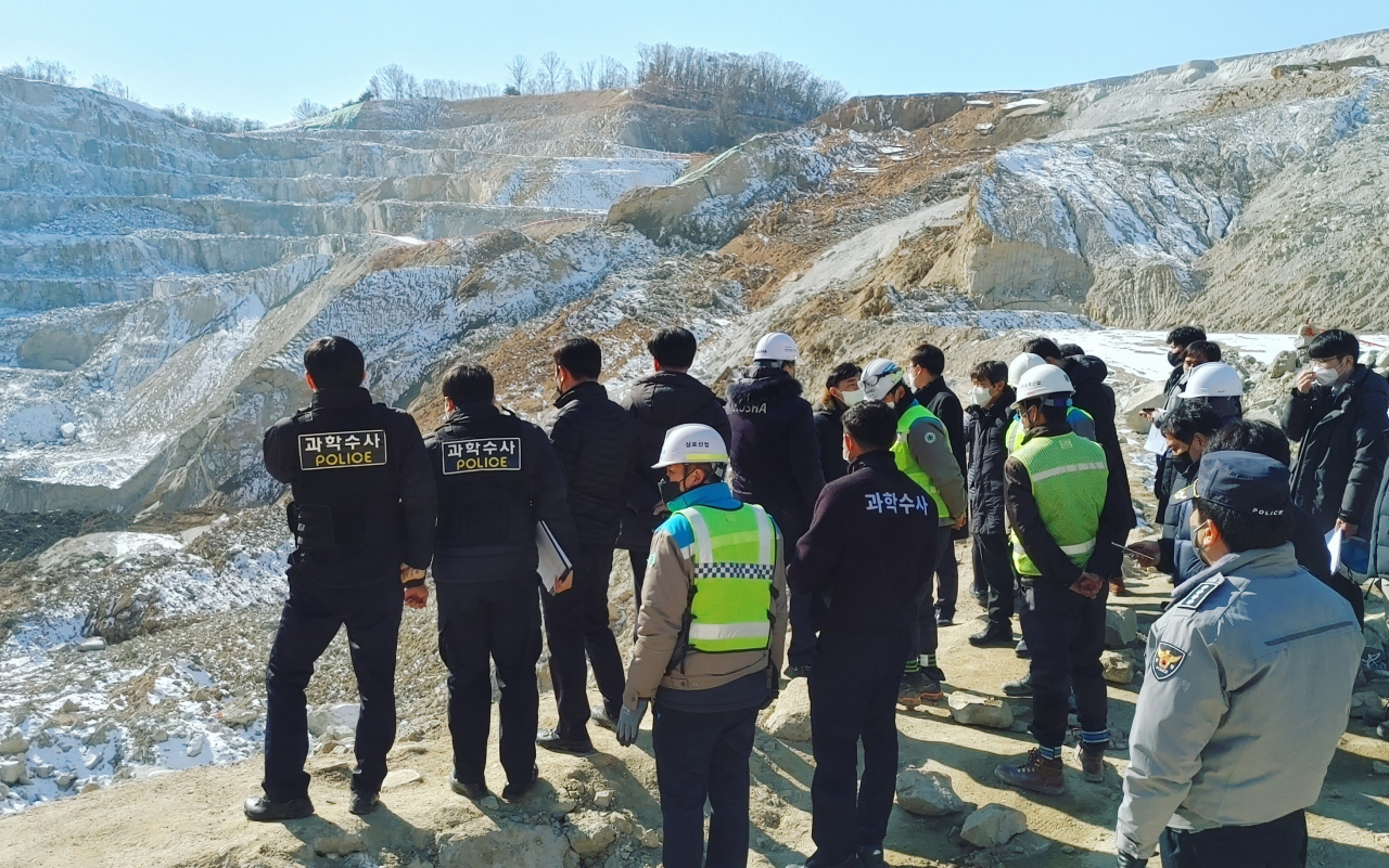 3일 오후 경기 양주시 삼표산업 채석장 붕괴·매몰사고 현장에서 경찰 등 유관기관 관계자들이 합동 감식을 하고 있다. [연합]
