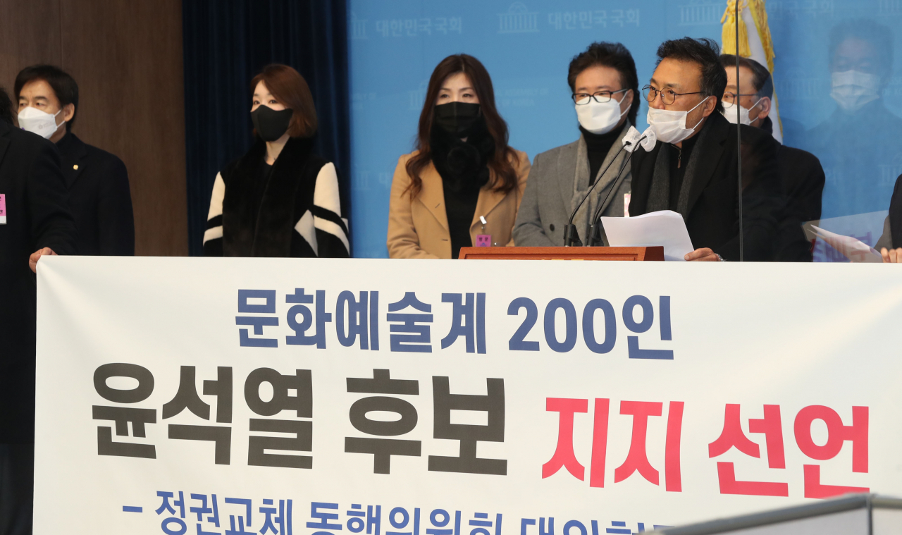 박현준 한국 오페라협회장이 7일 국회 소통관에서 문화예술계 인사 200인을 대표해 윤석열 국민의힘 대선후보 지지를 선언하고 있다. [연합]