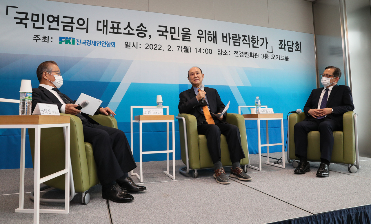 7일 전국경제인연합회 주최로 좌담회에 참석한 최광 전 국민연금공단 이사장(가운데)이 발언하고 있다. [전경련 제공]