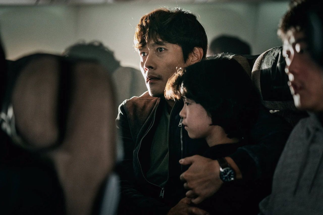 Han Je-rim’s “Emergency Declaration” (Showbox)