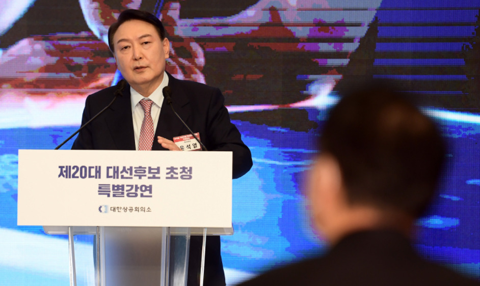 윤석열 국민의힘 대선 후보가 7일 오후 서울 중구 대한상공회의소 국제회의장에서 열린 대선후보 초청 특별강연에서 경제 현안 관련 질의응답을 하고 있다.[국회사진기자단]