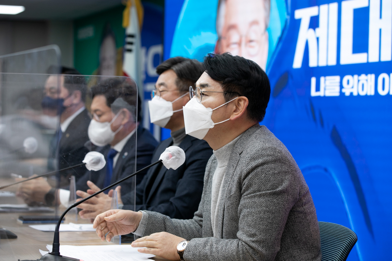 박용진 더불어민주당 공동선대위원장이 7일 오전 서울 여의도 당사에서 열린 선대위 본부장단 회의에서 발언하고 있다. [연합]