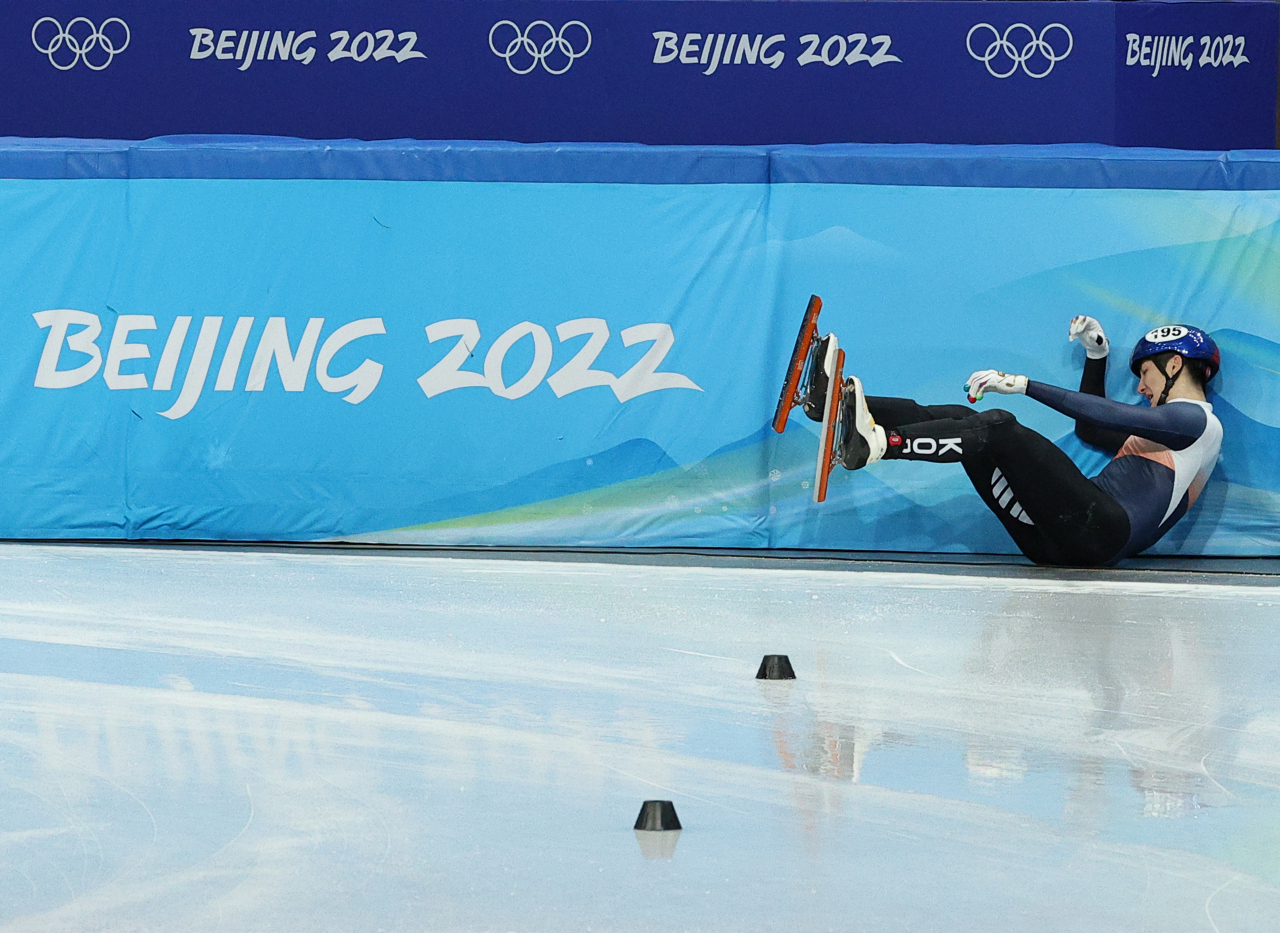 5일 오후 중국 베이징 캐피털 실내 경기장에서 열린 쇼트트랙 혼성계주 2000m 준준결승 경기에서 넘어진 박장혁 선수. [연합]