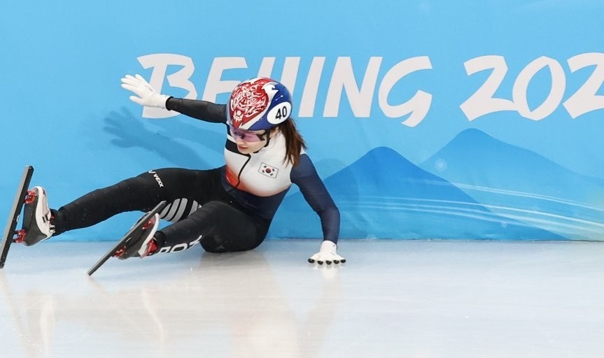 Choi Min-jeong of South Korea slides into the padding at Capital Indoor Stadium after falling during her quarterfinal heat in the women's 500m short track speed skating race at the Beijing Winter Olympics on Feb. 7, 2022. (Yonhap)