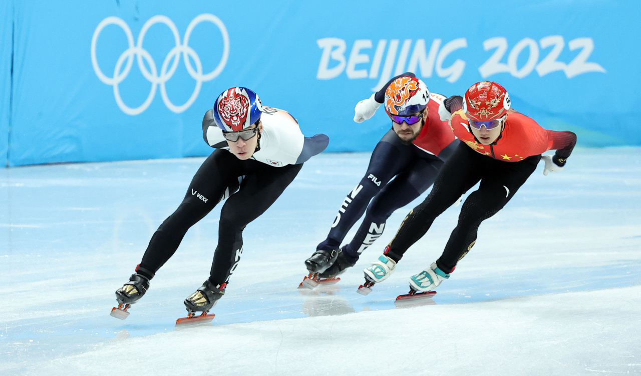 황대헌이 7일 쇼트트랙 남자 1000m 준준결승 4조 경기에서 역주하고 있다. [연합]