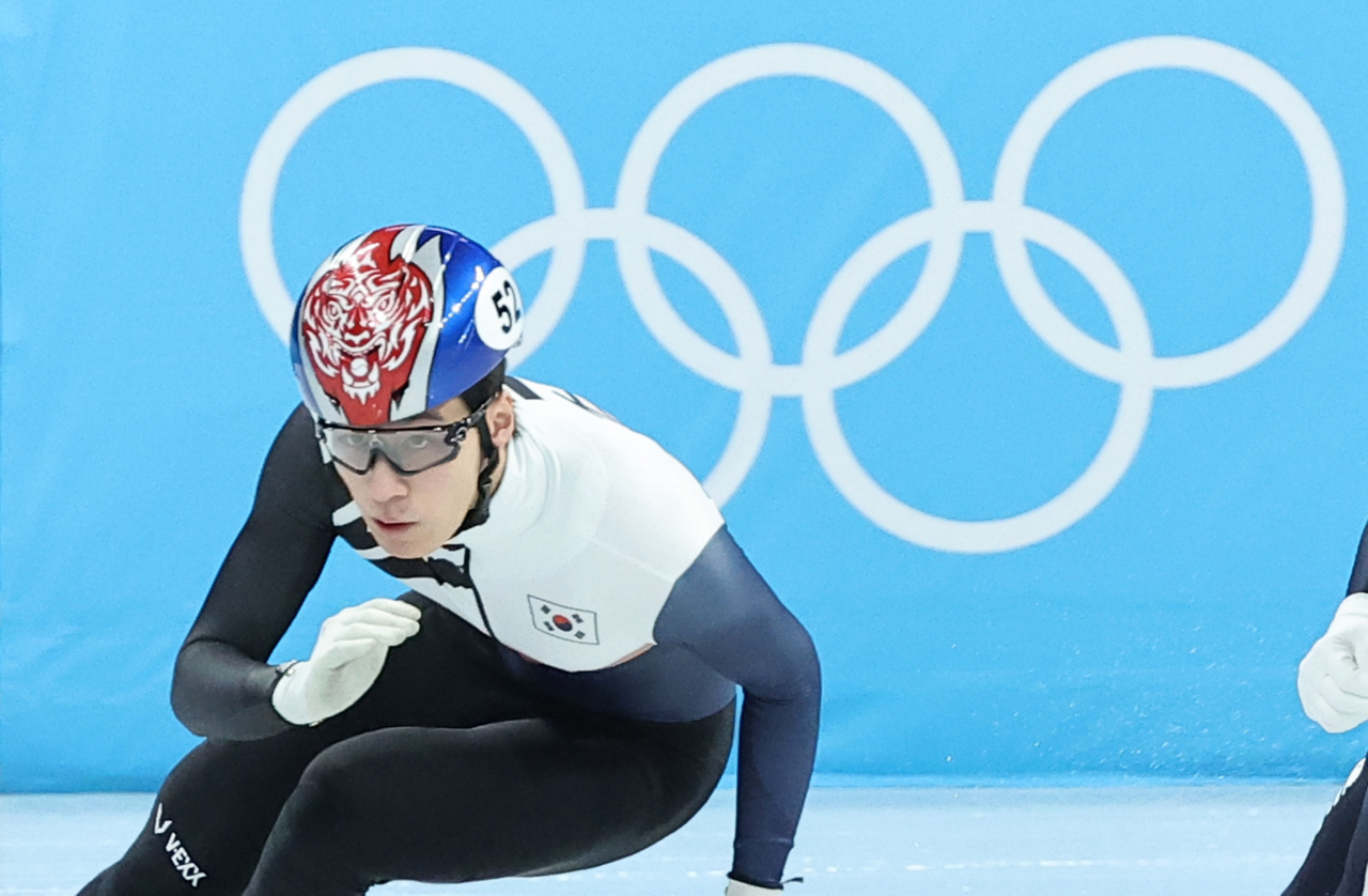 황대헌이 7일 쇼트트랙 남자 1000m 준준결승 4조 경기에서 역주하고 있다. [연합]
