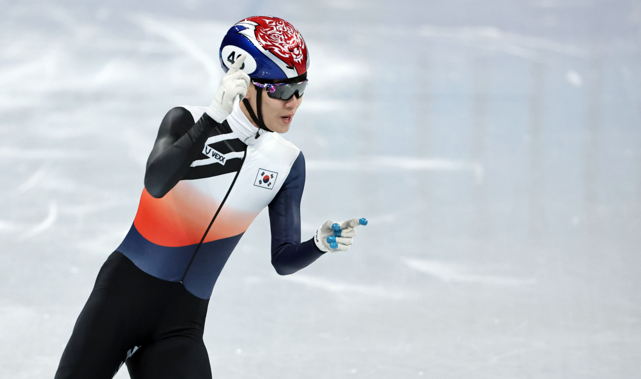 이준서가 7일 쇼트트랙 남자 1000m 준결승 2조 경기에서 2위로 결승선을 통과하고 있다. 그러나 이준서는 비디오 판독 결과 실격처리 됐다. [연합]