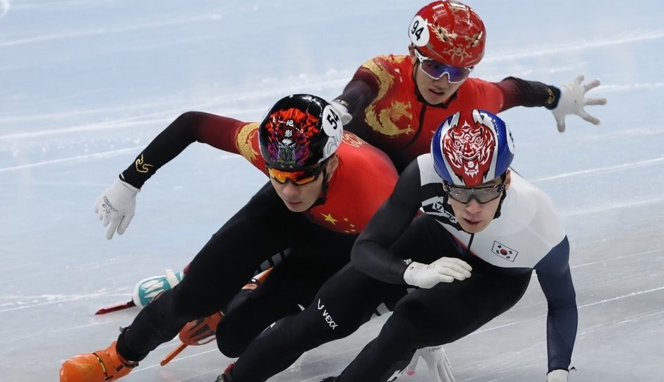 Hwang Dae-heon of South Korea (R) competes in the semifinals of the men's 1,000m short track speed skating race at the Beijing Winter Olympics at Capital Indoor Stadium in Beijing on Feb. 7, 2022. (Yonhap)