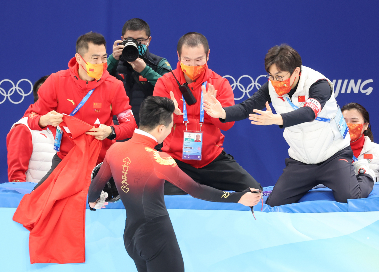2022 베이징 동계올림픽 쇼트트랙 남자 1000m 결승전에서 비디오 판독 결과 금메달을 획득한 중국의 런쯔웨이가 김선태 중국 대표팀 감독과 환호하고 있다. [연합]