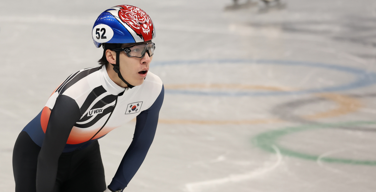 한국 쇼트트랙 대표팀 황대헌이 지난 7일 중국 베이징 캐피탈 실내 경기장에서 열린 쇼트트랙 남자 1000m 준결승 1조 경기를 마친 뒤 전광판을 바라보고 있다. 황대헌은 이 경기에서 석연찮은 심판 판정으로 실격 처리돼 결승 진출에 실패했다. [연합]