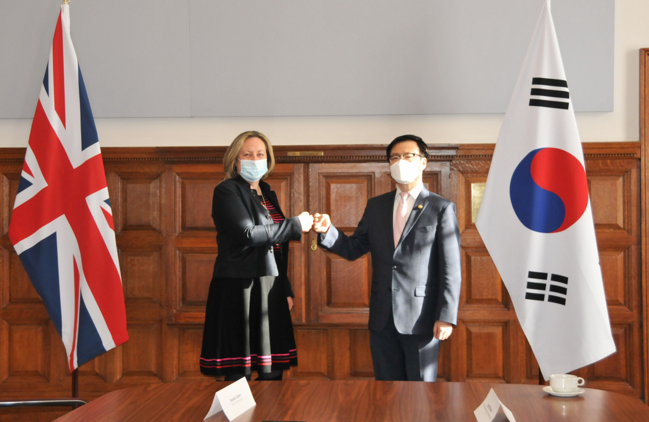 여한구(오른쪽) 산업통상자원부 통상교섭본부장이 7일(현지시간) 영국 런던에서 앤-마리 트레블리안 영국 국제통상부 장관과 제1차 한-영 자유무역협정(FTA) 무역위원회를 진행한 후 기념촬영을 하고 있다.[산업통상자원부 제공]