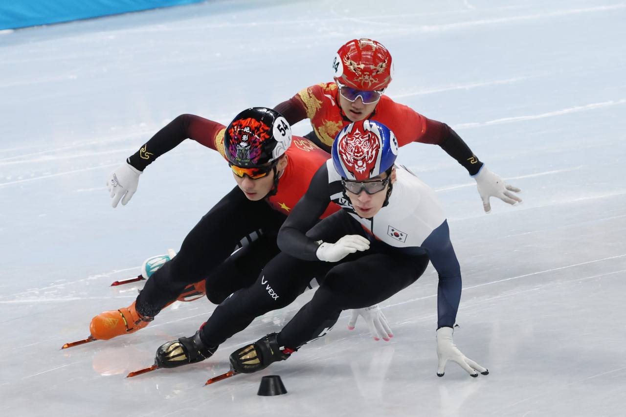 황대헌이 7일 쇼트트랙 1000m 준결승에서 3위로 달리다 탁월한 기술로 인코스를 파고들며 단숨에 1위에 오르는 모습. 그러나 심판진은 이 상황을 반칙으로 판단해 실격 처리했다. [연합]