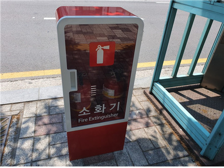 서울 시민이 지난 7년간 ‘보이는 소화기’로 직접 진화한 화재 건수가 706건, 화재피해 경감액은 248억원으로 집계됐다. 사진은 서울시에 설치된 보이는 소화기. [서울시 제공]