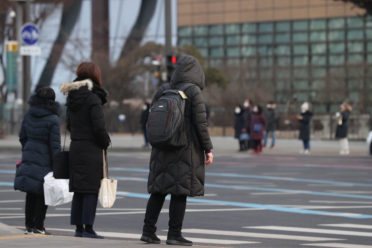 영하권 날씨가 이어진 지난 7일 오전 시민들이 서울 종로구 세종대로사거리를 걷고 있다. [연합]