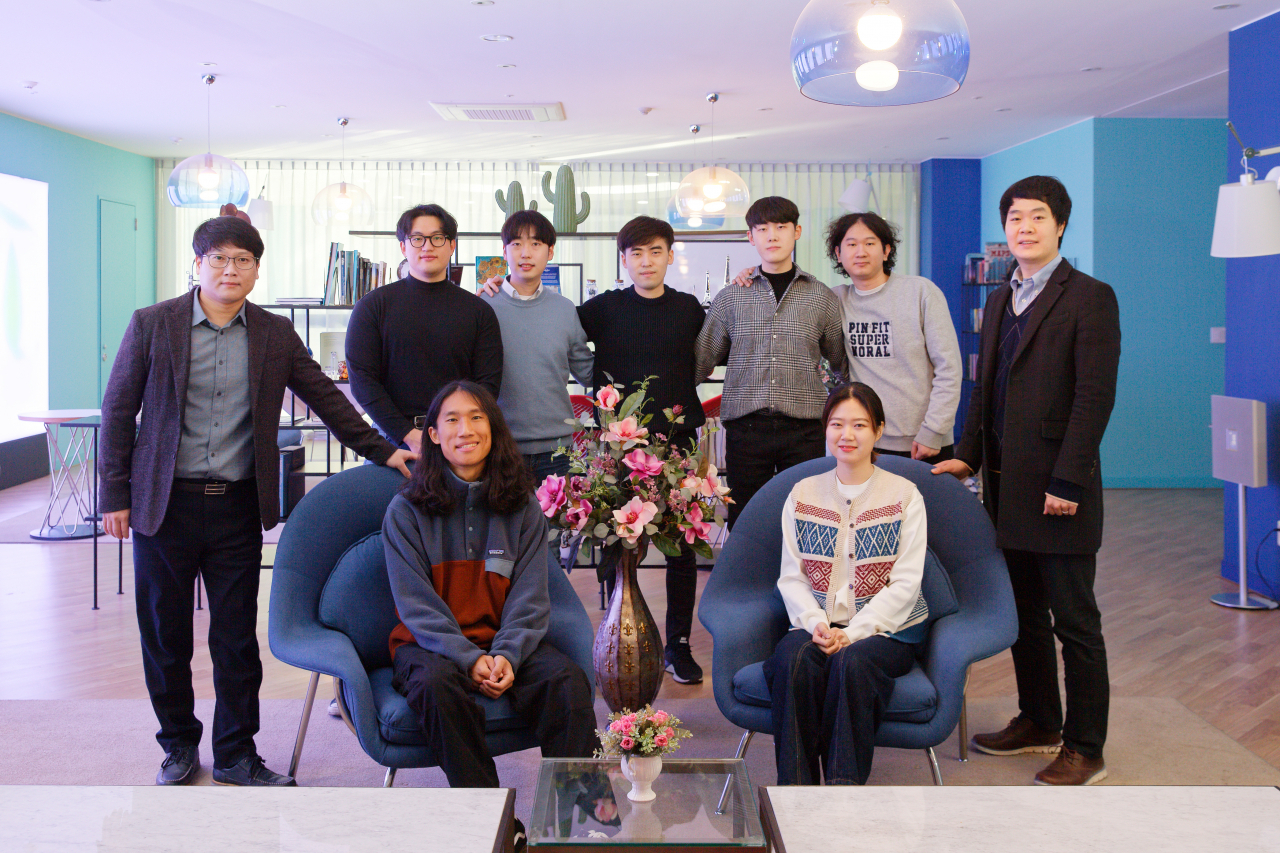 [연구진사진] 박경덕(좌측 끝) 교수 연구팀. 하단은 공동 제1저자인 이형우(좌측)연구원과 구연정(우측) 연구원