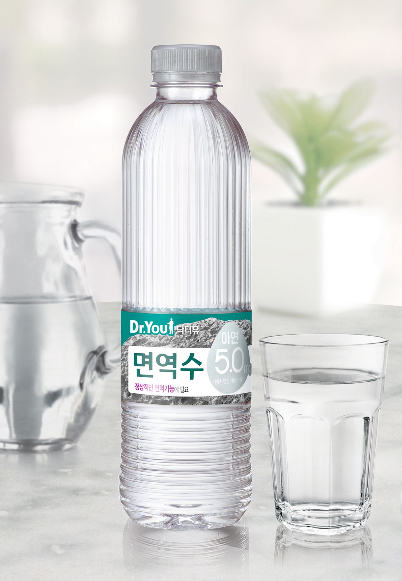 오리온이 오는 14일부터 판매하는 '닥터유 면역수'. 용암해수에 아연을 넣어 물마시듯 가볍게 면역기능을 강화할 수 있게 개발했다. [오리온 제공]