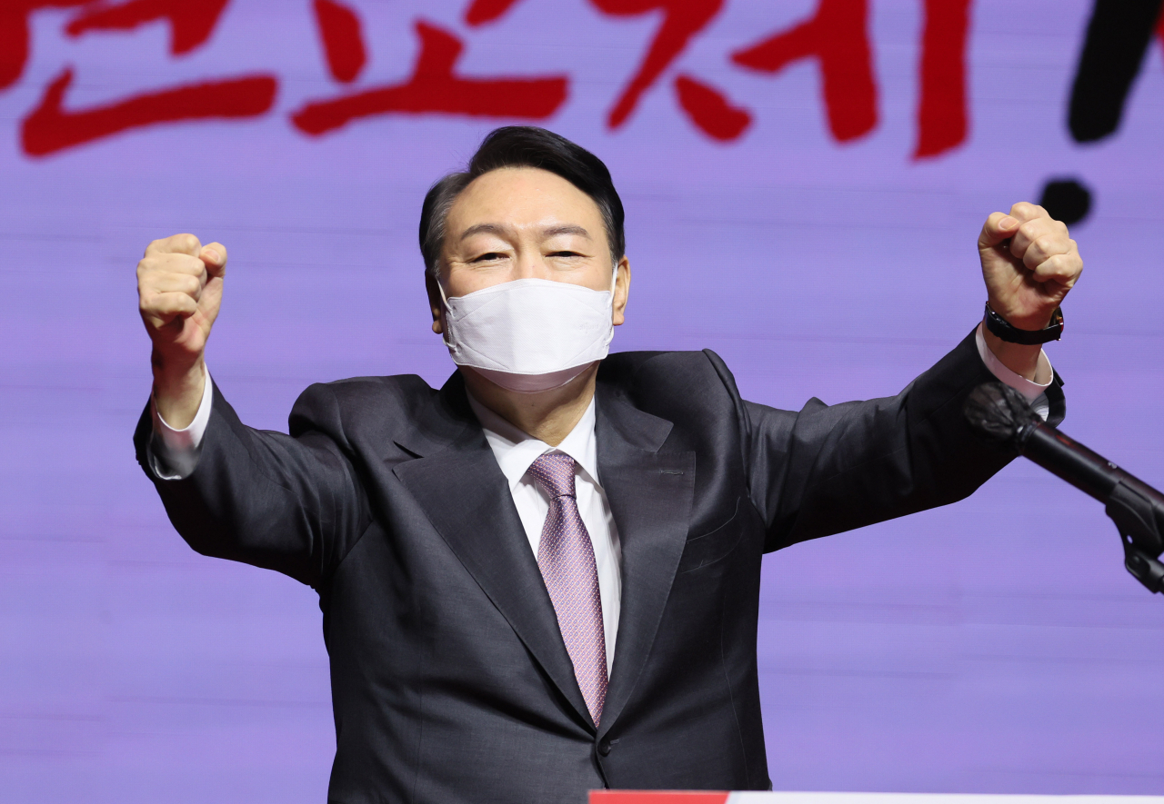 윤석열 국민의힘 대선 후보가 6일 오후 광주 서구 김대중컨벤션센터에서 열린 광주선대위 필승결의대회에서 발언한 뒤 인사하고 있다. [연합]