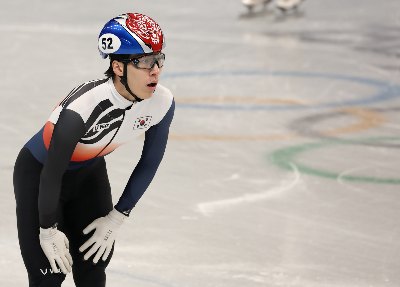 한국 쇼트트랙 대표팀 황대헌이 2022 베이징 동계올림픽 개막 사흘째인 지난 7일 오후 중국 베이징 캐피탈 실내 경기장에서 열린 쇼트트랙 남자 1000m 준결승 1조 경기를 마친 뒤 전광판을 바라보고 있다. 황대헌은 이 경기에서 석연찮은 심판 판정으로 실격 처리돼 결승 진출에 실패했다. [연합]