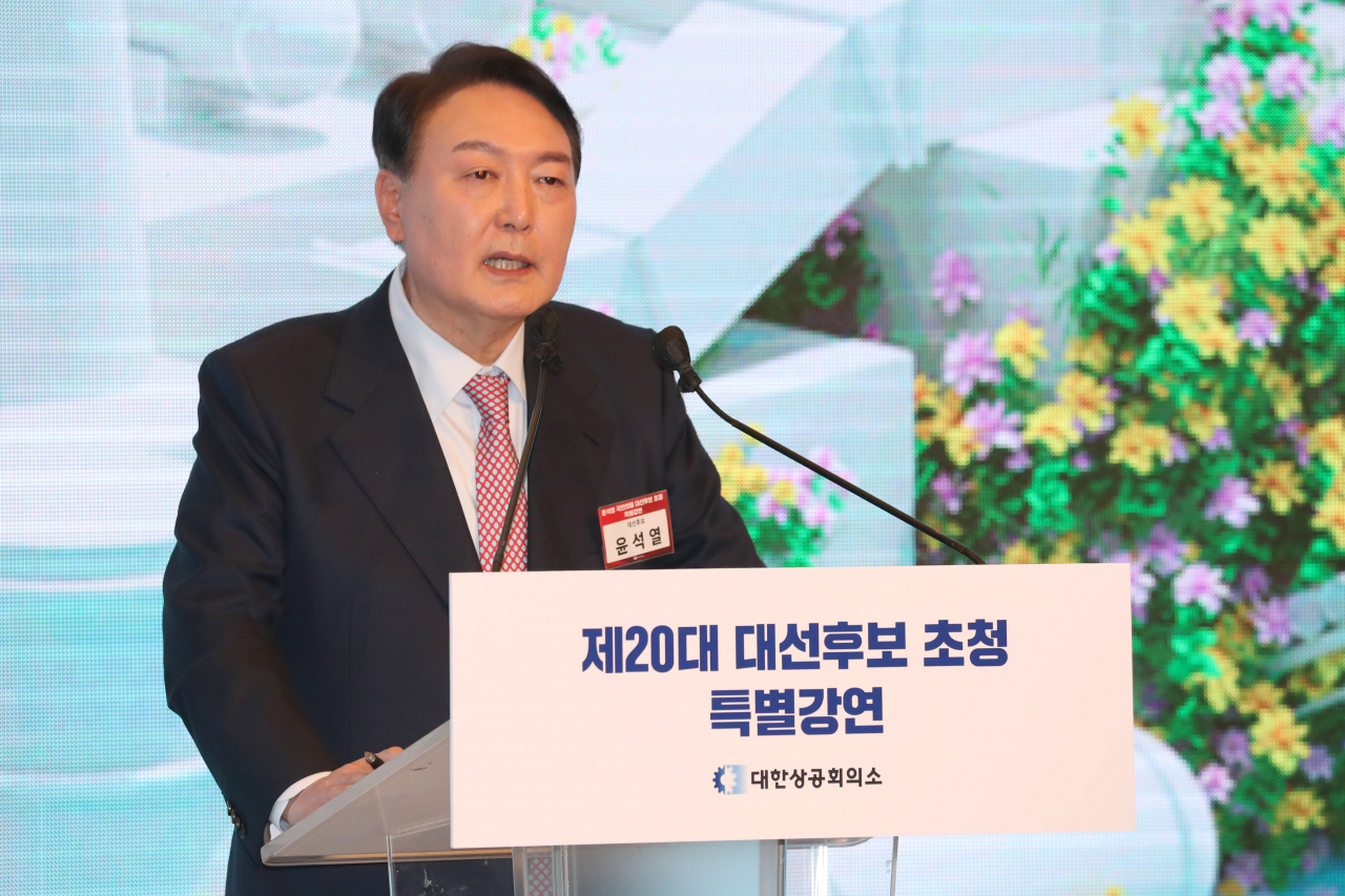 윤석열 국민의힘 대선 후보가 7일 오후 서울 중구 대한상공회의소 국제회의장에서 열린 대선후보 초청 특별강연에서 질의응답을 하고 있다. [국회 사진기자단]