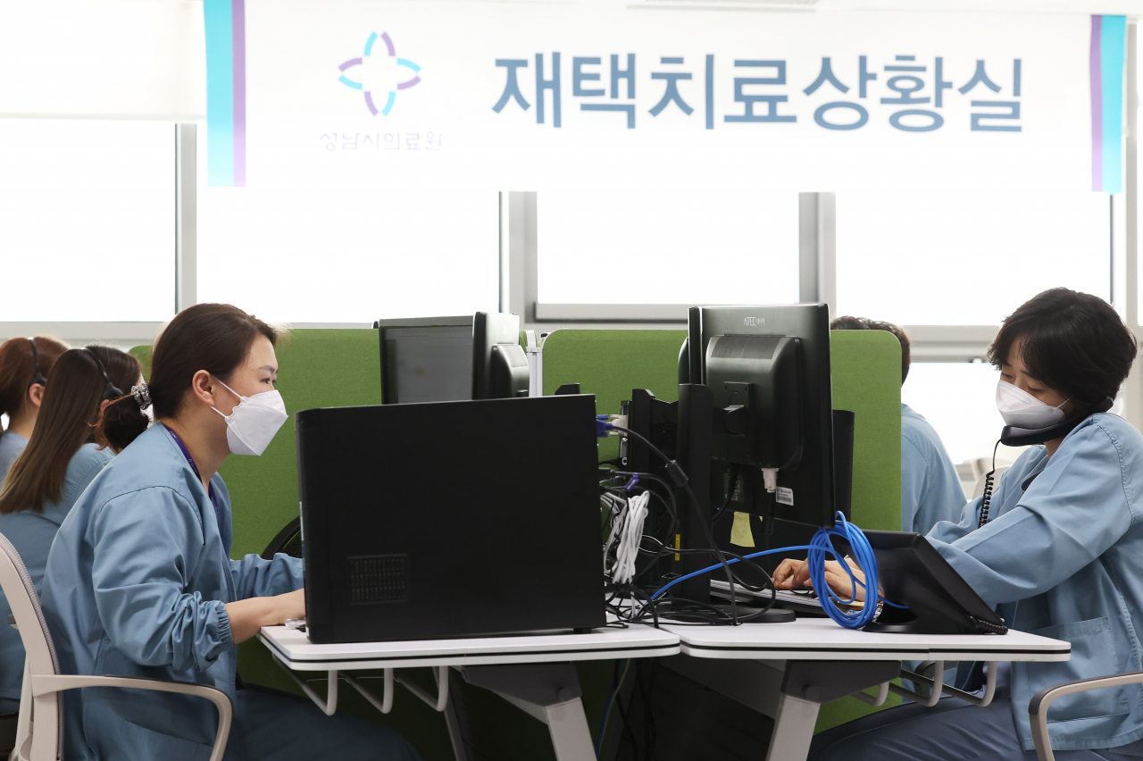 7일 오후 경기도 성남시의료원 재택치료상황실에서 의료진이 재택치료자 모니터링을 하고 있다. [연합]