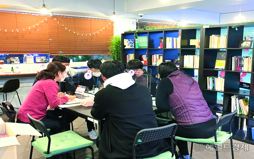 청년들이 신림동 쓰리룸에서 커뮤니티 활동을 하고 있다. [관악구]