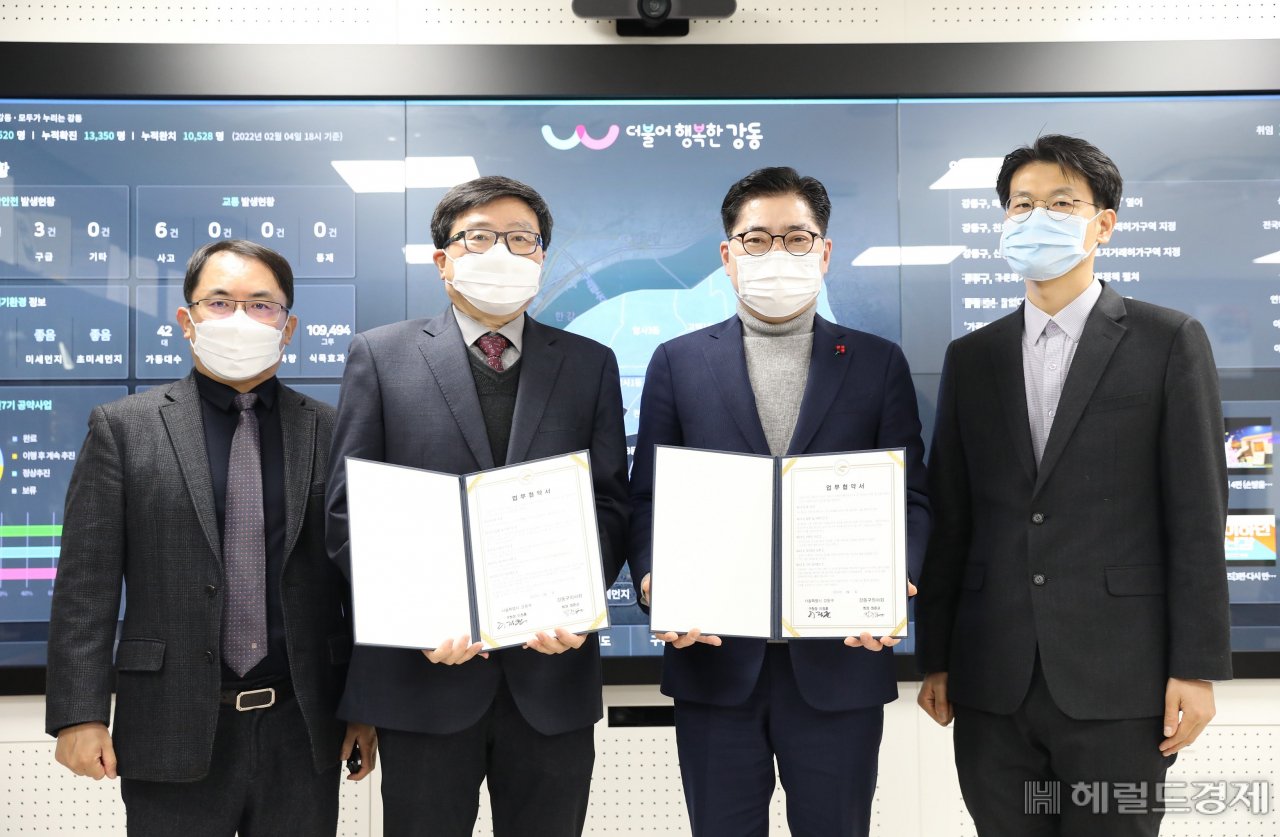 이정훈(오른쪽 두번째) 강동구청장이 강동구의사회와 채택치료를 위한 업무협약을 체결한 뒤 기념사진을 찍고 있다. [강동구]