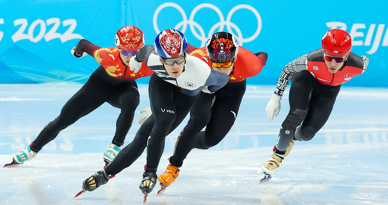 한국 쇼트트랙 대표팀 황대헌이 2022 베이징 동계올림픽 개막 사흘째인 7일 오후 중국 베이징 캐피탈 실내 경기장에서 열린 쇼트트랙 남자 1000m 준결승 1조 경기에서 중국 선수들을 인코스로 추월한 뒤 선두로 나서고 있다. 황대헌의 이 상황을 중국 심판진은 반칙으로 판정, 황대헌을 실격 처리했다. [연합]