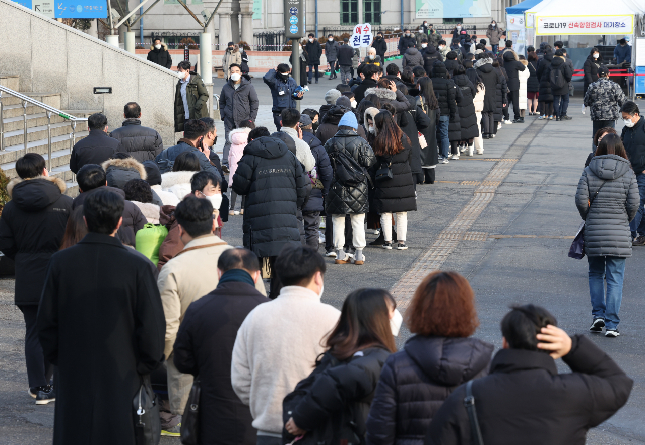 8일 오전 서울 중구 서울역광장에 마련된 코로나19 임시 선별검사소에 시민들이 검사를 받기 위해 줄을 서서 기다리고 있다. [연합]