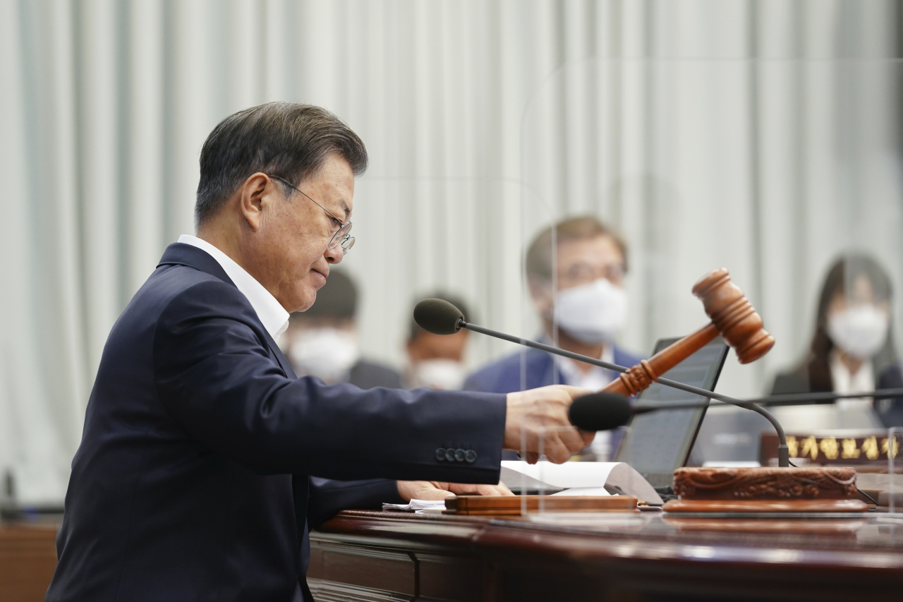 문재인 대통령이 8일 오전 청와대 여민관에서 영상 국무회의를 주재하고 있다 . 연합뉴스
