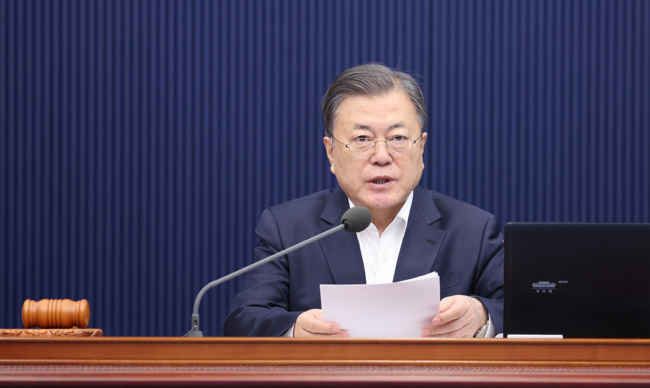 문재인 대통령이 8일 오전 청와대 여민관에서 열린 영상 국무회의에서 발언하고 있다 . 연합뉴스