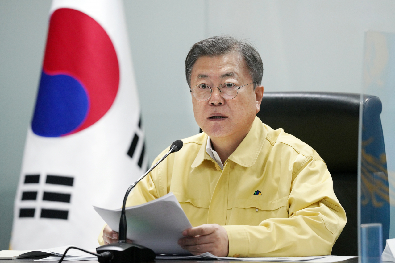문재인 대통령이 7일 오전 청와대 국가위기관리센터에서 코로나19 중앙재난안전대책본부 회의를 주재하고 있다. [연합]