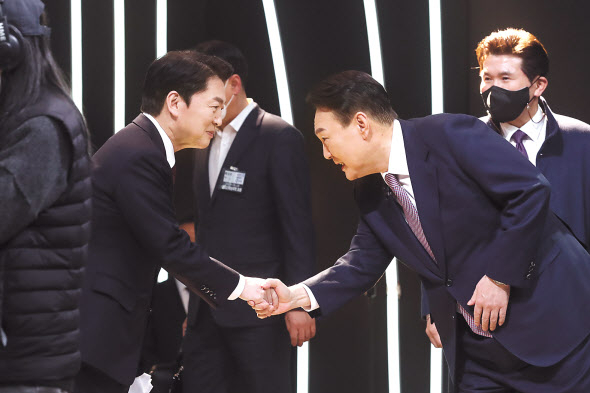 윤석열 국민의힘 대선 후보(오른쪽)와 안철수 국민의당 대선 후보 사이의 야권 단일화가 정치권의 최대 이슈 중 하나로 떠올랐다. 사진은 지난 3일 서울 여의도 KBS 공개홀에서 열린 방송 3사 합동 초청 ‘2022 대선후보 토론’에 앞서 악수를 나누는 두 후보. [연합]