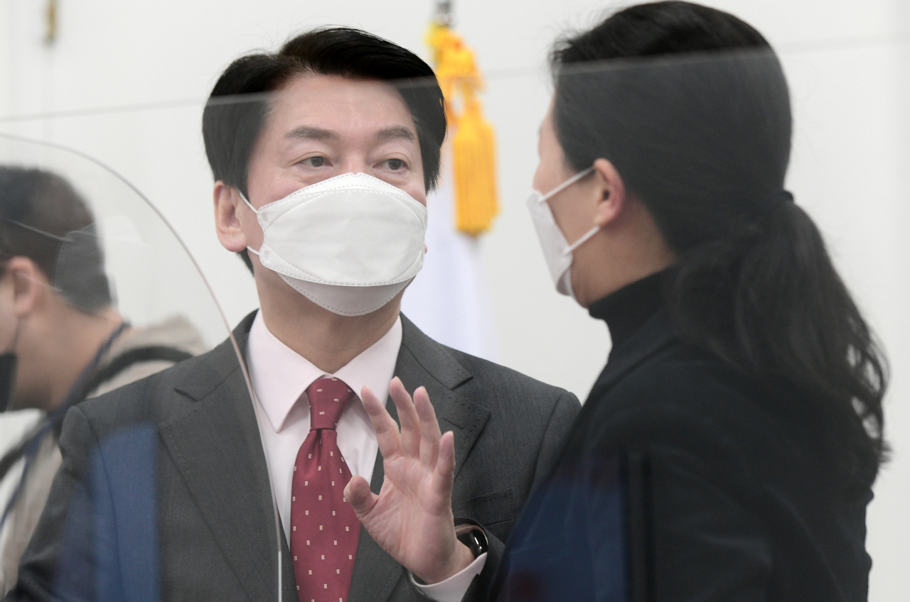 국민의당 안철수 대선 후보가 지난해 12월 30일 국회에서 열린 중앙선거대책위원회의에 참석, 회의 시작에 앞서 권은희 국민소통위원장과 이야기를 나누고 있다. [연합]