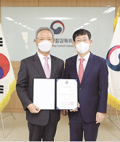 한국도박문제관리센터 조기조(왼쪽) 신임 이사장과 임명권자인 김춘순 사행산업통합감독위원장과 기념촬영하고 있다. [사감위 제공]