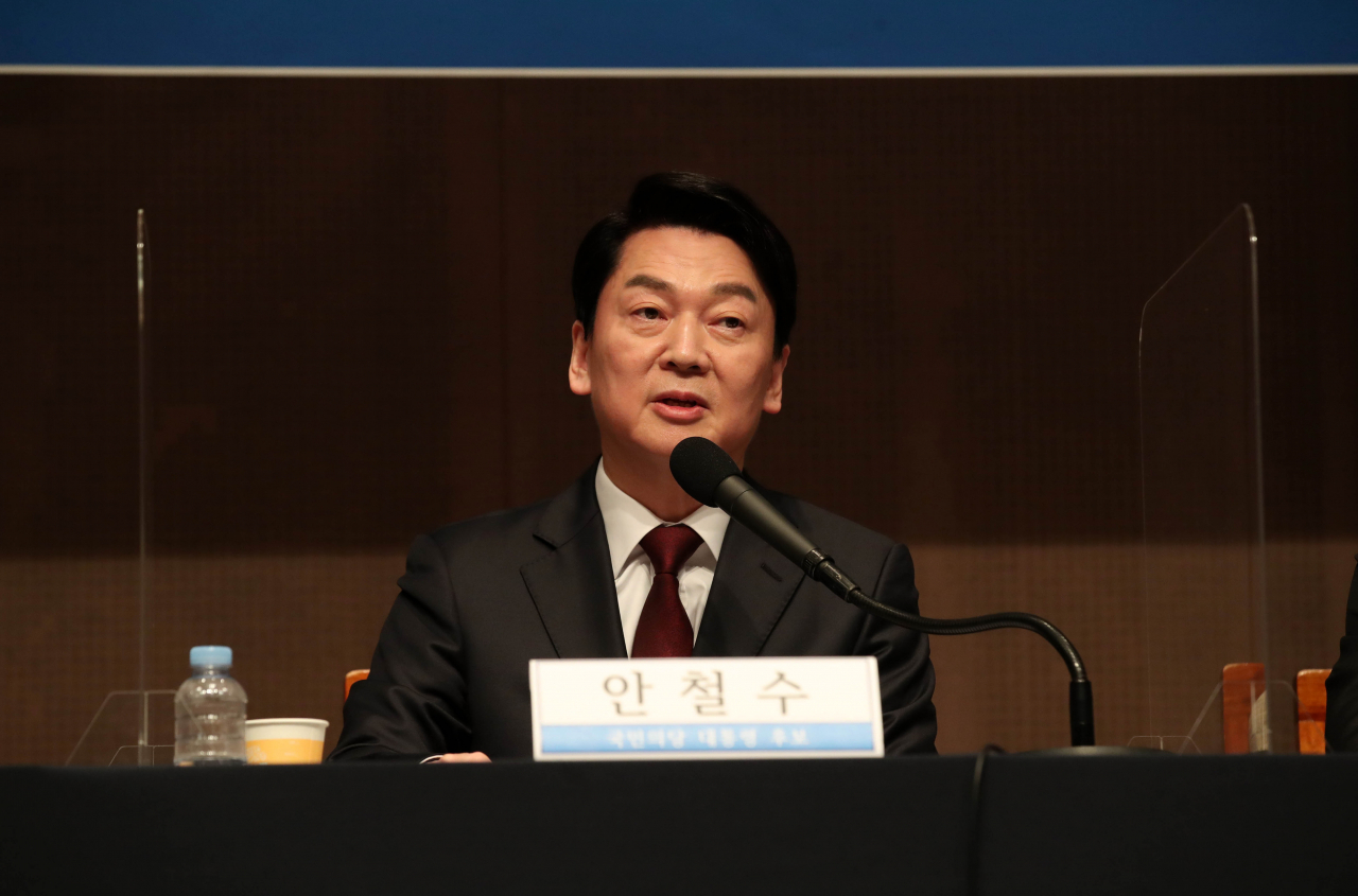 국민의당 안철수 대선 후보가 8일 서울 중구 프레스센터에서 열린 대통령 후보 초청 관훈토론회에서 발언하고 있다. [연합]