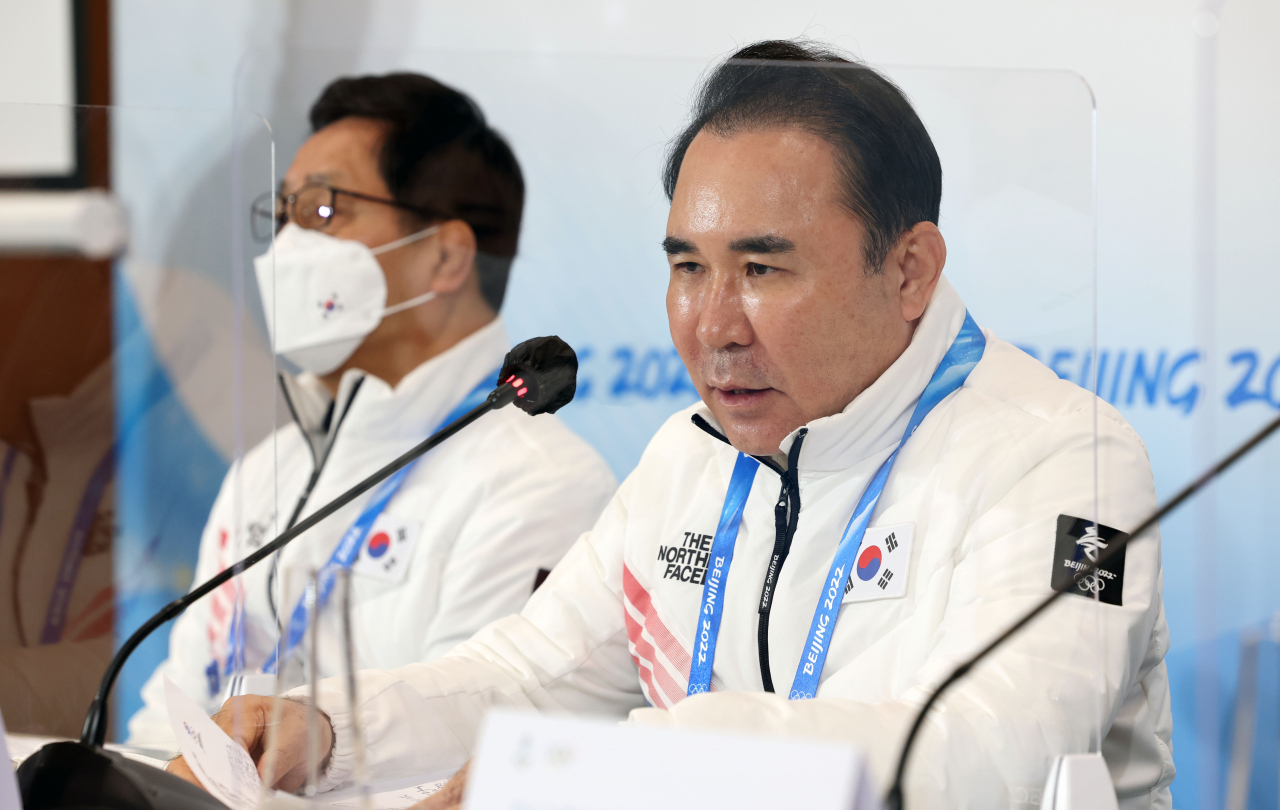 8일 중국 베이징 메인미디어센터(MMC)에서 열린 대한민국 선수단 베이징 동계올림픽 긴급 기자회견에서 윤홍근 선수단장이 쇼트트랙 판정 문제 관련 발언하고 있다. 연합뉴스