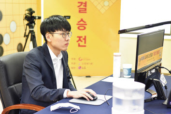 제26회 LG배 조선일보 기왕전 결승3번기 1국에서 신진서 9단이 온라인 대국에 임하고 있다. [한국기원]