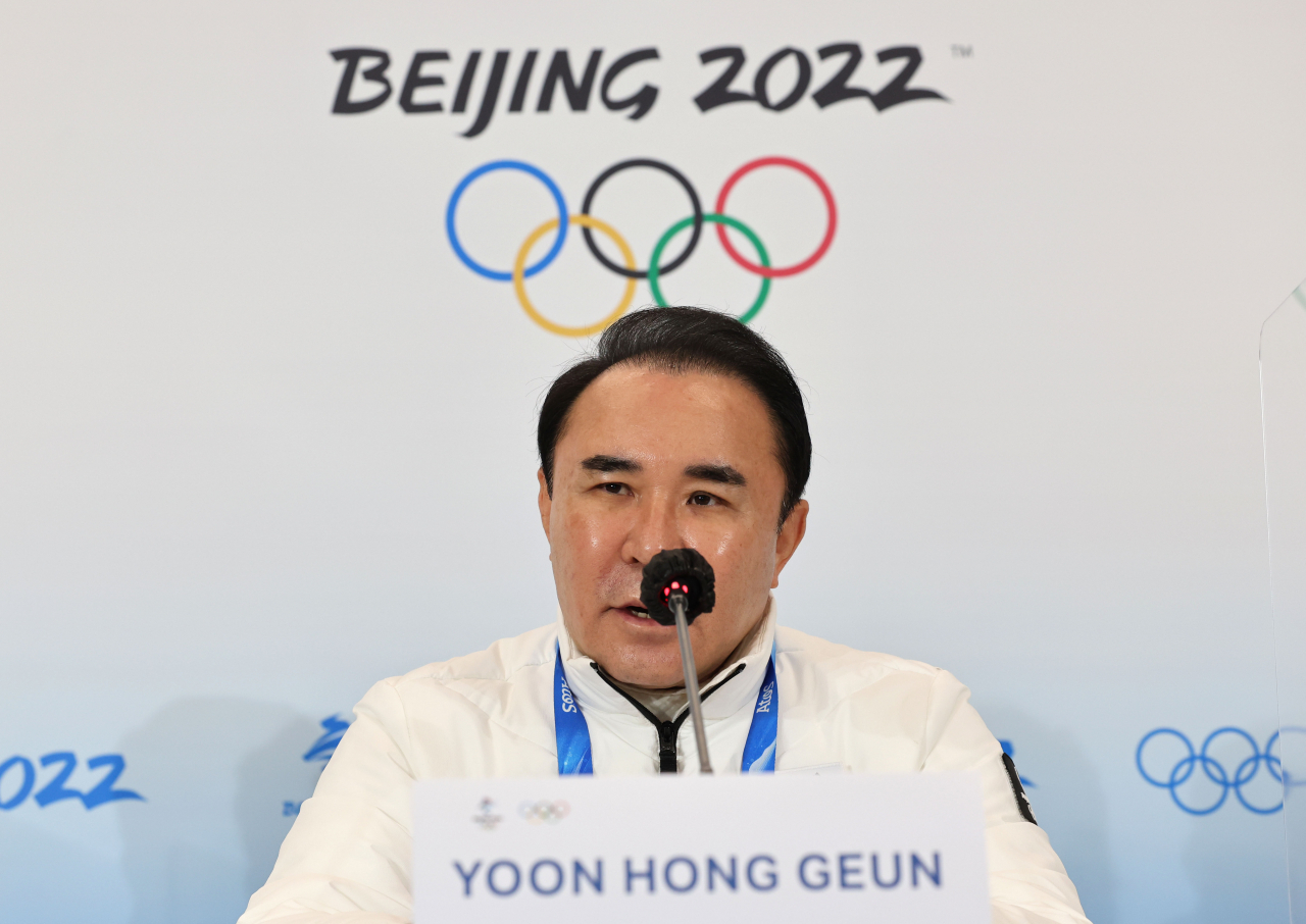 8일 중국 베이징 메인미디어센터(MMC)에서 열린 대한민국 선수단 베이징 동계올림픽 긴급 기자회견에서 윤홍근 선수단장이 쇼트트랙 판정 문제 관련 발언하고 있다. [연합]