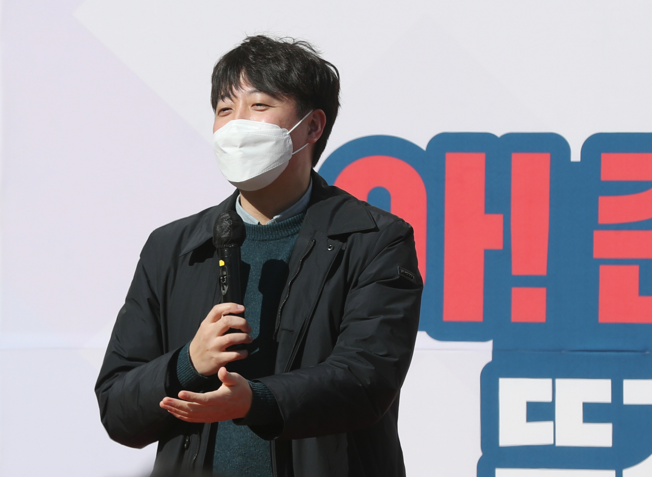 이준석 국민의힘 대표가 5일 오후 울산시 남구 롯데백화점 앞에서 열린 청년토크콘서트에서 발언하고 있다. [연합]