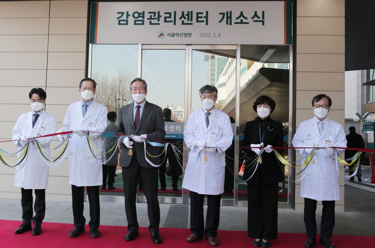 (왼쪽부터) 김성한 서울아산병원 감염관리센터장, 박성욱 아산의료원장, 정몽준 아산재단 이사장, 박승일 서울아산병원장, 정영선 서울아산병원 간호부원장, 이제환 서울아산병원 진료부원장이 테이프 커팅을 하고 있다.