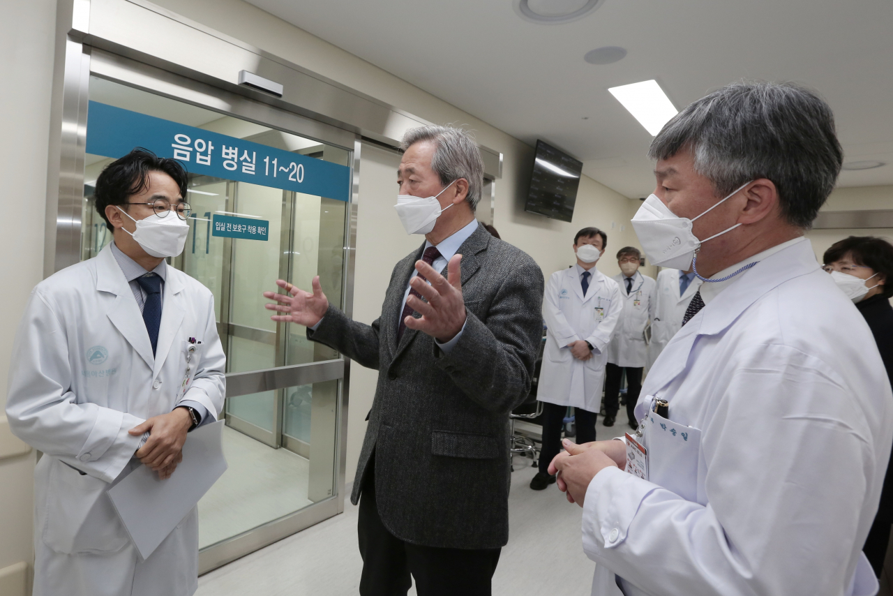 (왼쪽부터) 김성한 서울아산병원 감염관리센터장, 정몽준 아산재단 이사장, 박승일 서울아산병원장 등 병원 관계자들이 감염관리센터 음압격리병동을 둘러보고 있다.